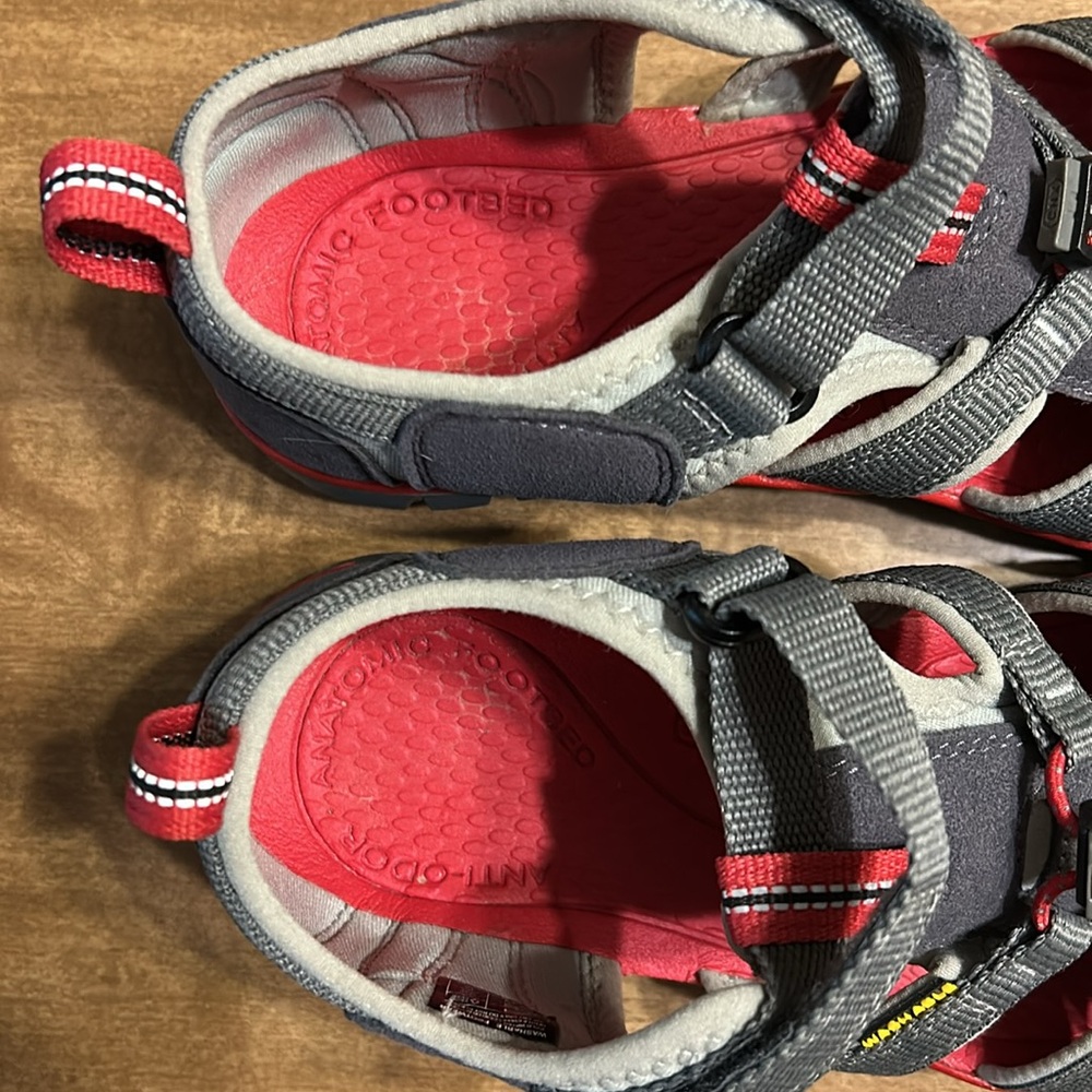 KEEN Seacamp II CNX Water Sandals Gray Red Kids US 5 EU 37 Hiking Shoes
G - Picture 15 of 17